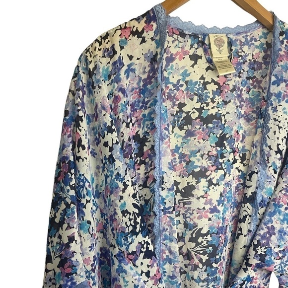 In Bloom floral belted robe. Lace trim. Light weight and floral. Women’s Medium - Picture 4 of 4